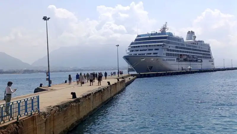 ABD’li Turistlerin Alanya Seyahati: Kruvaziyerle Gelenler Şehri Keşfediyor