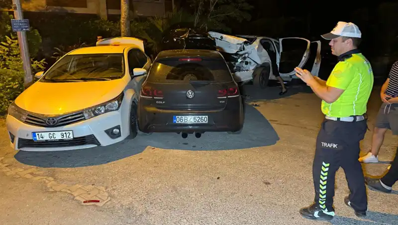 Alkollü Sürücü Sokağı Kaosa Sürükledi, Üç Araç Zarar Gördü