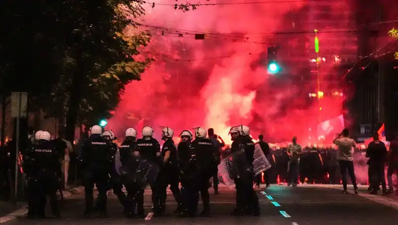 Sırbistan'da Erken Seçim Protestoları: On Binler Sokağa Çıktı