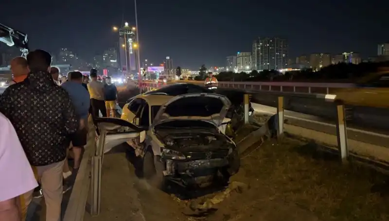 Yol Ayrımında İki Otomobilin Kaza Anı: Olayın Detayları Şoke Edici!
