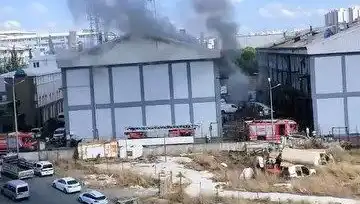 Başakşehir'de Sanayi Sitesinde Korkutan Yangın: Sebebi Henüz Belirsiz