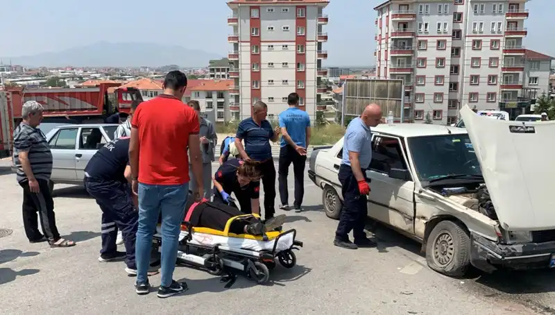 Kavşakta Korkutucu Kaza: İki Kişi Yaralandı, Detaylar Şok Edici