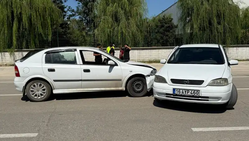 İki Araç Kafa Kafaya Çarpıştı: Kaza Sonrası İki Kişi Yaralandı