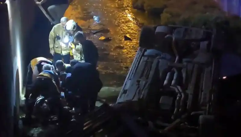Kaçan Sürücü Yaralıyı Bıraktı, İtfaiye Olay Yerinde Kurtardı!