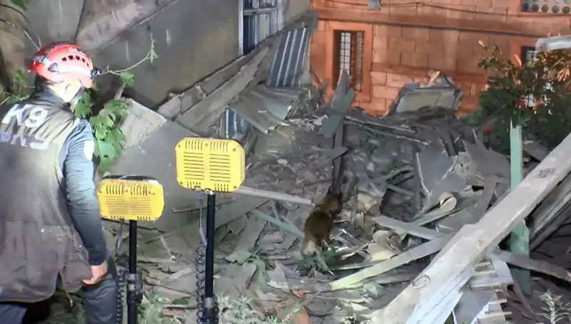 İstanbul'da Deprem Sonrası Yıkım: Hasarlı Bina Çöktü, Panik Hâkim Oldu