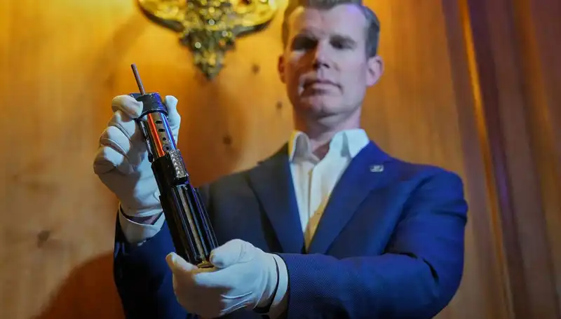 Darth Vader’ın İkonik Işın Kılıcı Rekor Fiyata Satıldı!