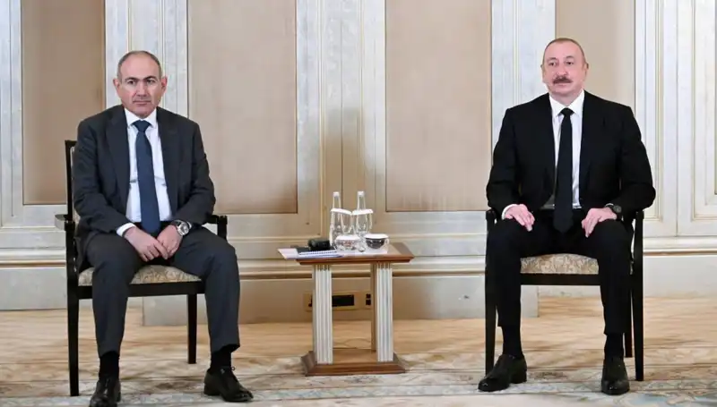 Aliyev ve Paşinyan, Abu Dabi'de Barış Görüşmelerinde Tarihi Adım Attı