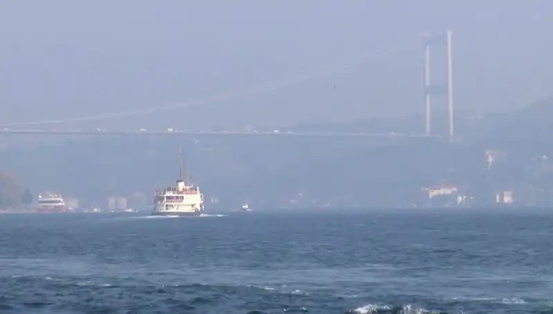 İstanbul Boğazı'nı Saran Sis, Görüş Mesafesini Tehlikeli Derecede Düşürdü