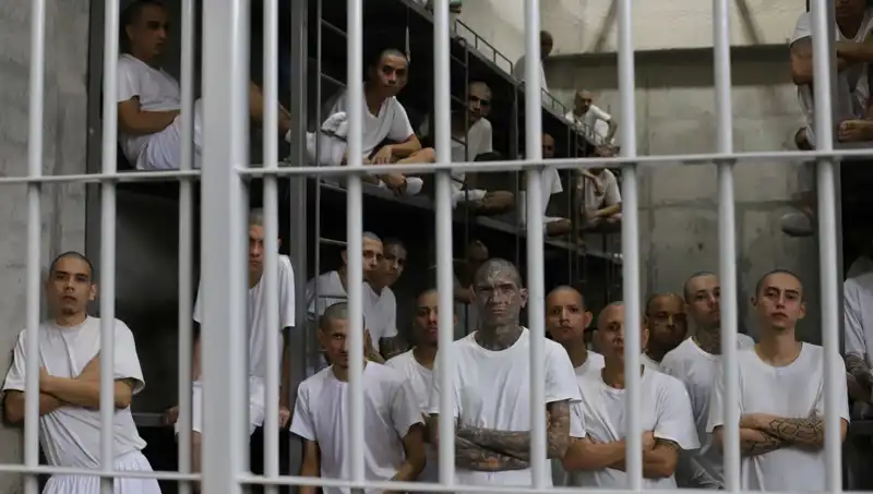 El Salvador'dan ABD'ye Dönüş: "Cehennemdeki" Göçmenlerin Yaşadığı Acı Gerçekler