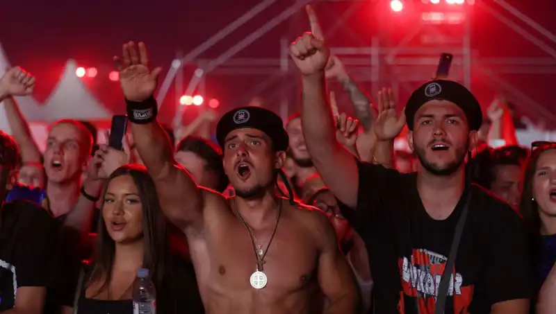 Thompson Konserinde Yaşanan Nazi Selamı Skandalı İle Şok Oldu!
