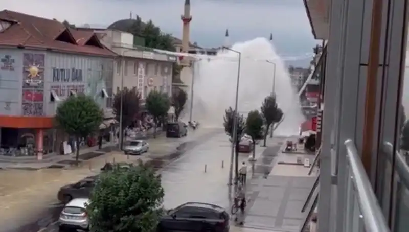 İçme Suyu Hattı Patladı: Şehirde Görülmemiş Su Fışkırması Meydana Geldi