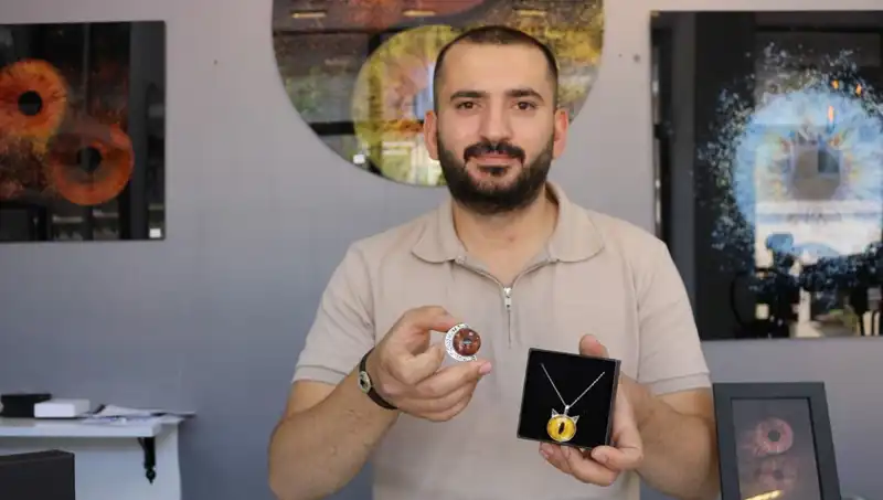 ** Işıkta Gizli Güzellik: İris Fotoğraflarını Sanata Dönüştüren Yetenekli Sanatçı