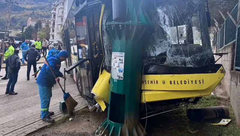 Bursa’da Belediye Otobüsü Kaza Yaptı: Yaralı Sayısı 8’e Çıktı